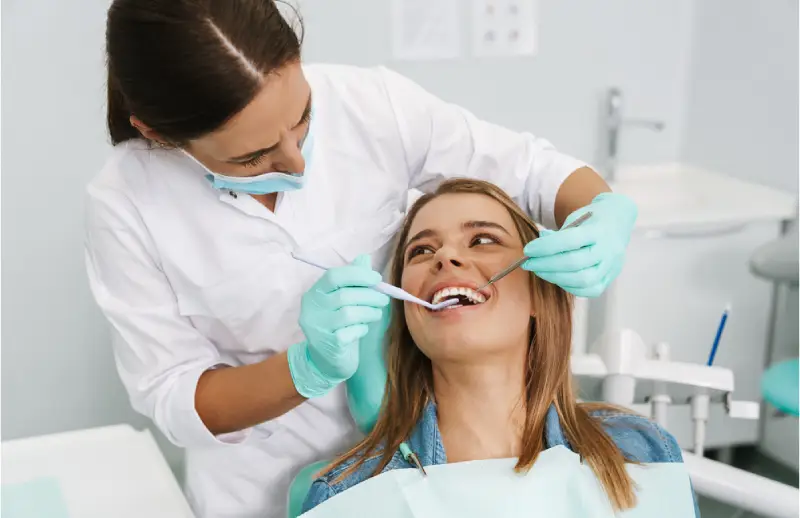 Diş kaybı — alt çenede eksik diş boşluğunu gösteren çene modeli üzerinde inceleme