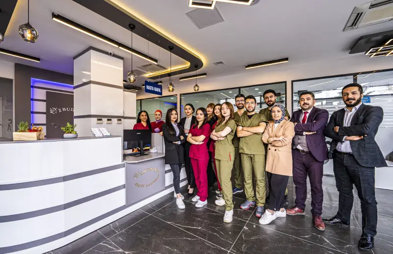 Gece geç saatte nöbetçi diş kliniğinde hastayı muayene eden diş hekimi