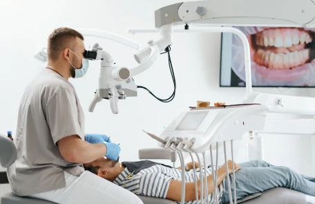 Zigoma implant — elmacık kemiğine sabitlenen uzun implantı gösteren üst çene modeli